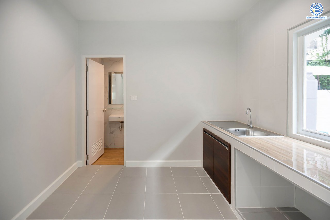 บ้านมือสองตกแต่งใหม่ โครงการ ซื่อตรง รัตนาธิเบศร์ หน้าโครงการติดรถไฟฟ้า "สถานีไทรม้า" เนื้อที่ 40 ตร.ว. ฟังก์ชัน 3 ห้องนอน 3 ห้องน้ำ 1 ที่จอดรถ เชื่อมต่อได้หลายเส้นทาง ใกล้เซ็นทรัลรัตนาธิเบศร์ และทางด่วน "งามวงศ์วาน"